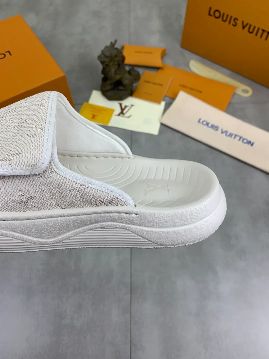 Men's shoes 💰P320💰【New style】🆘 Original quality 【LOUIS VUITTON】The popular Louis Vuitton LV men's slippers on the official website are on sale simultaneously! Original fabric imported from Italy. Original bottom provided by the original factory. Number of yards: 38-44 (customized to 45). Multiple colors to choose from. Fully packaged drawer box.
